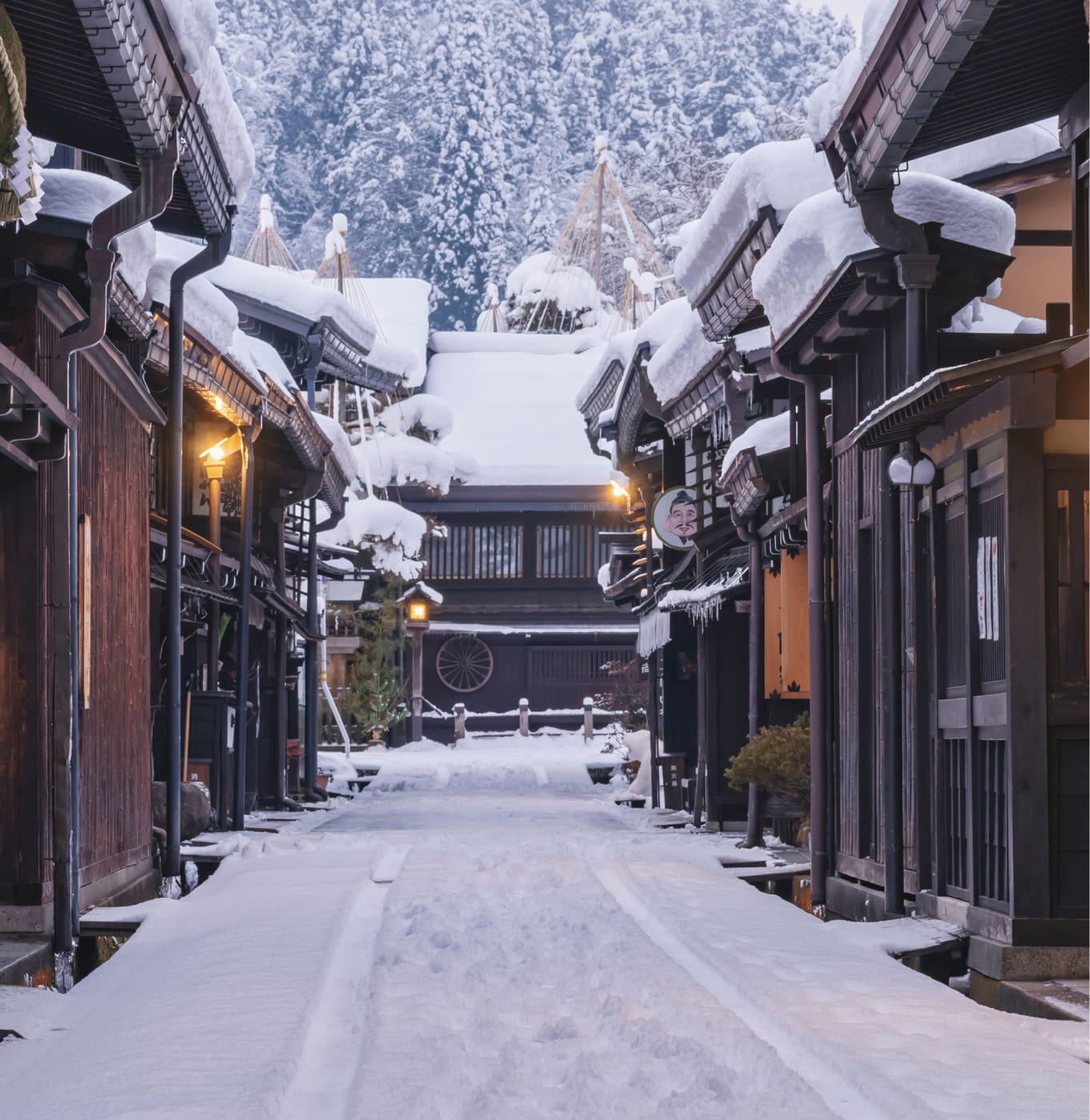 雪の降り積もった飛騨高山の古い町並み