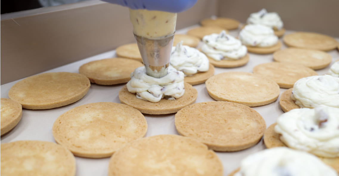 バタークリームを絞っている製造過程
