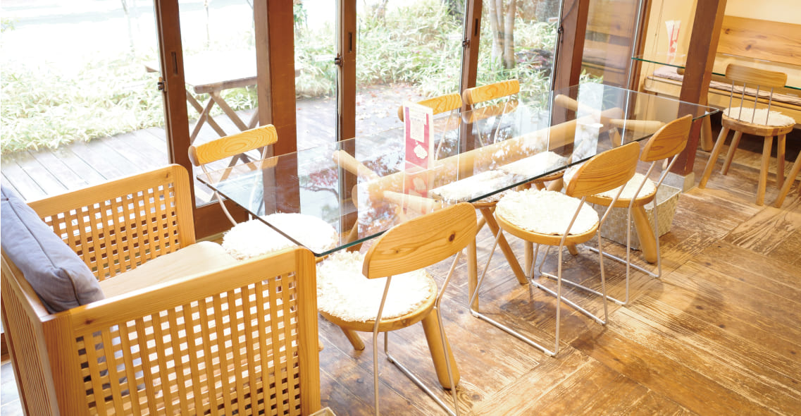 木の温もりを感じる店内のカフェスペース
